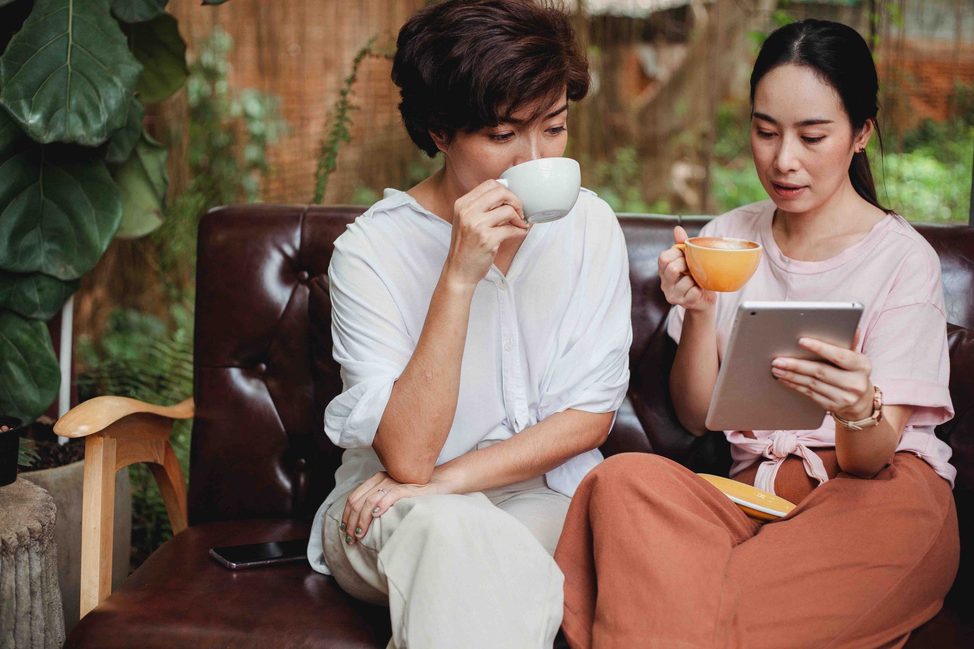 Women-talking-with-Ipad